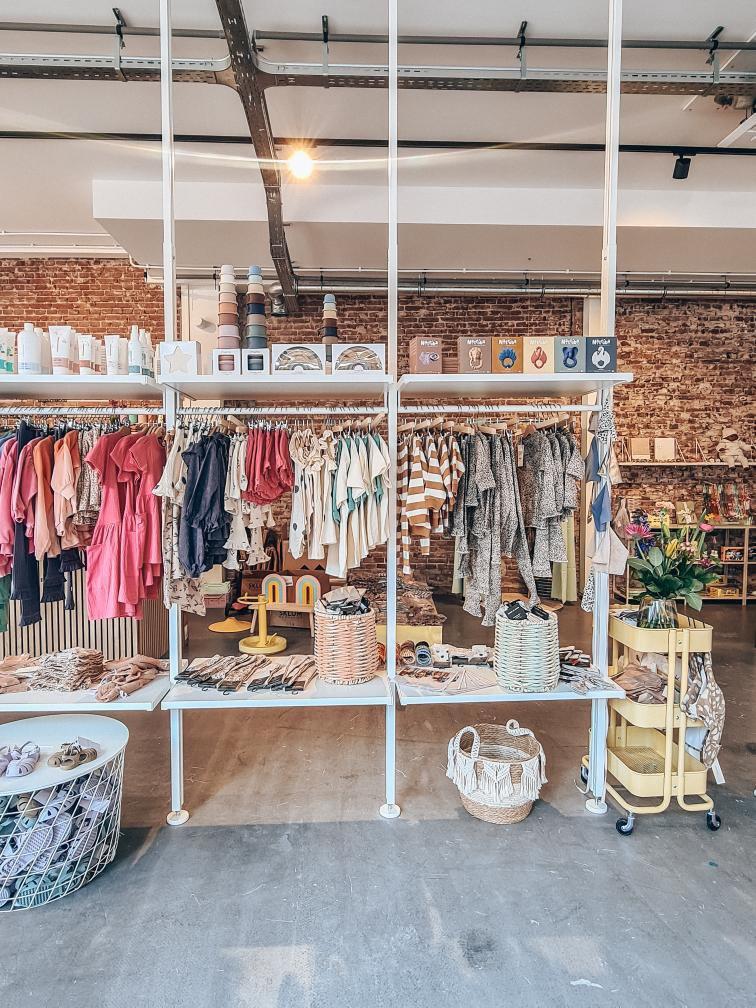 Binnen bij Zoet kids conceptstore met kledingrekken